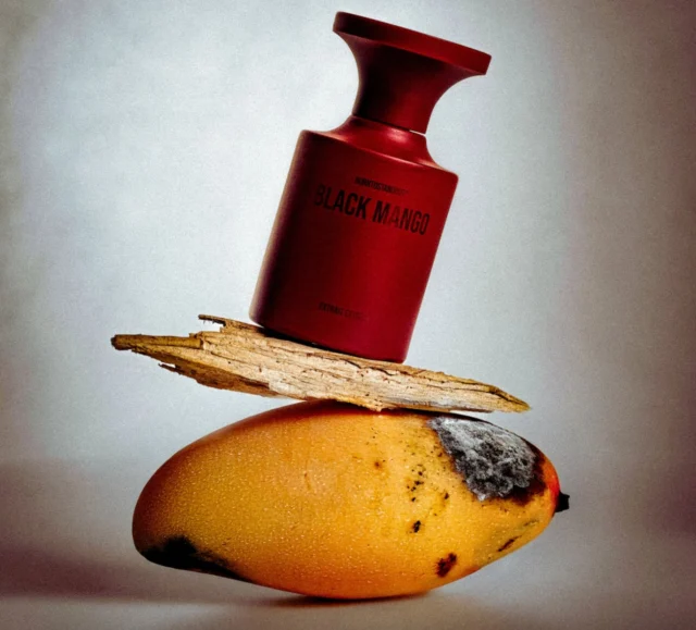 Affondare i denti in un mango perfettamente maturo, mentre il succo dorato scorre tra le dita e inonda i sensi con una dolcezza tropicale, è uno dei piaceri più semplici e puri della vita.🥭🥭🥭🥭
Black Mango racchiude esattamente questa esperienza. E' l'essenza del piacere e del desiderio racchiusa in una fragranza.
Black Mango di @borntostandout.official è un extrait extreme da far perdere la testa 🥭🥭🥭🥭

Bertozzini dal 1913 Via Cola di Rienzo, 192 - 00192 - Roma
☎️ Per info 06 6874662 - 3290373646
www.bertozzinidal1913.it