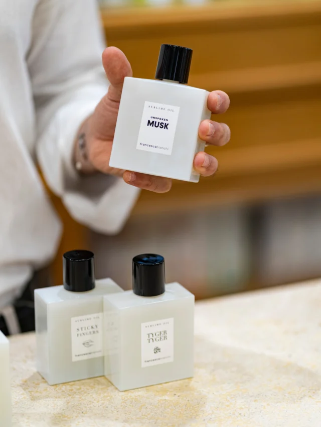 NUOVI SUBLIME OILS @francesca_bianchi_perfumes ❣❣❣❣

Arricchito da preziosi oli essenziali disciolti in un veicolante di origine vegetale, il Sublime Oil contiene oltre il 97% di ingredienti naturali ed è privo di siliconi e oli minerali.

Puoi usare questo olio come:
– Fragranza – leggera e senza alcool
– Olio per il corpo
– Profumo per capelli
– Primer profumato

Bertozzini dal 1913 Via Cola di Rienzo, 192 - 00192 - Roma
☎️ Per info 06 6874662 - 3290373646
www.bertozzinidal1913.it